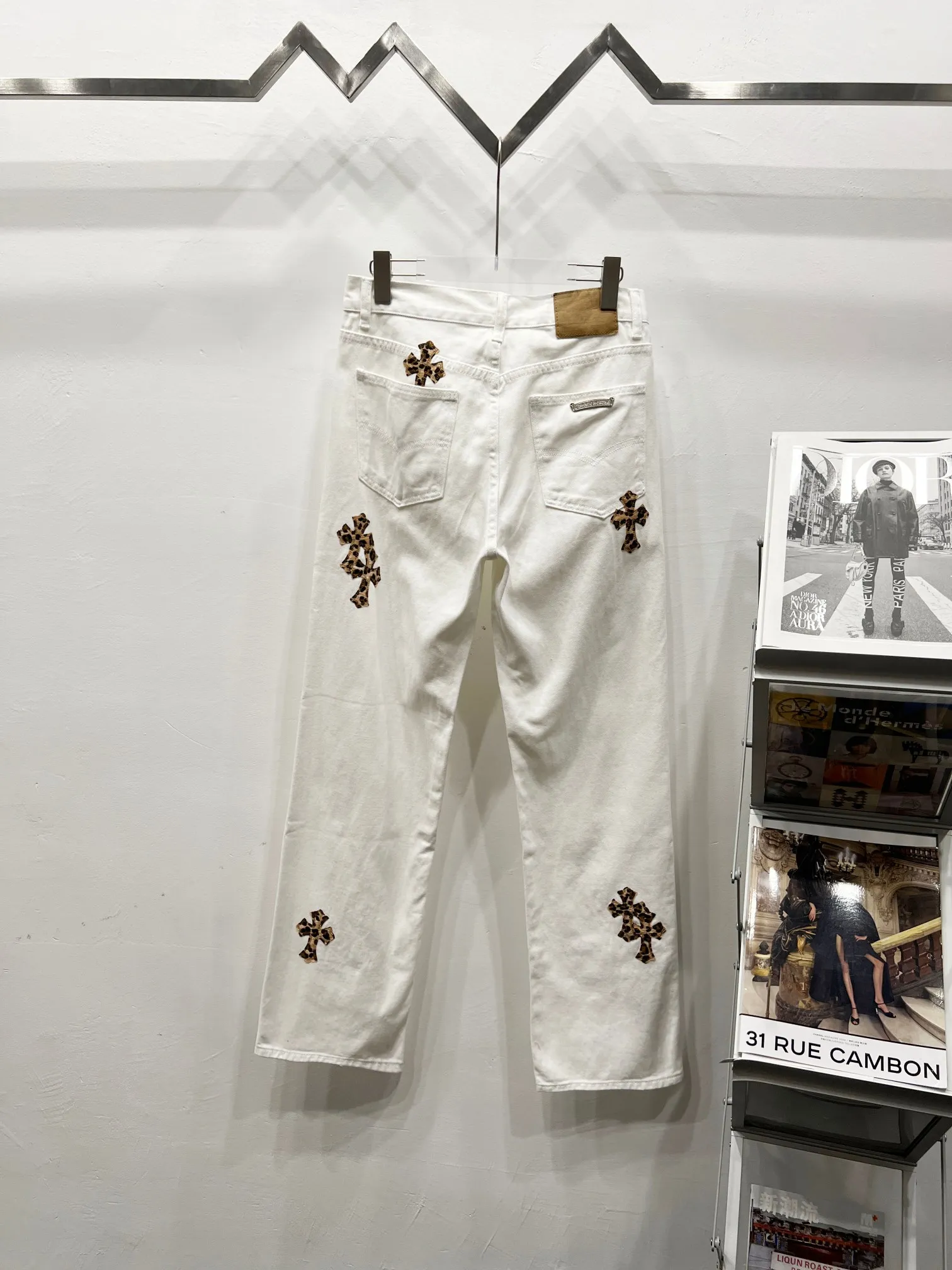 P240 Style Number: (c017) Chrome Hearts CH Chrome Hearts white leopard print leather jeans! The counter price is 4W level, the patchwork is embellished with cross patterns, and the jeans are washed! ! An absolutely high-end luxury product, a 1.9W-level god-level single product, a super popular product, made by top heavy industry, a magic weapon that cannot be missed! [About Zangyin] This is an extremely luxurious fashion brand that can also be called the aristocracy of the high street. It has always been an exclusive brand for some hipsters or rich second generations. Compared with ordinary high streets, it is more luxurious and noble. Compared with luxury brands, it has a more fashionable personality and has always been a brand that I have a special liking for. -Color: White -Size: 28-30-32-34 (S-XL)
